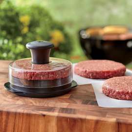 Die Weber Original Hamburgerpresse im Einsatz, neben zwei fertigen Patties