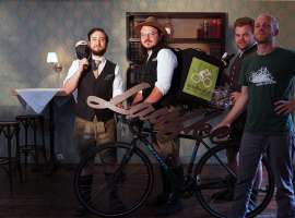 Jakob Schönberger, Herbert König, Markus Neuhold, Daniel Hofko (Velofood) (v.l.n.r.) mit Fahrrad samt Veloffod-Tasche