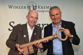 Dir. Franz Ehrenleitner, MAS übergibt im feierlichen Rahmen den Kellerschlüssel an seinen Nachfolger Ing. Ludwig Holzer, MSc
