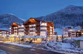 Außenansicht des Hotels im Winter bei Nacht