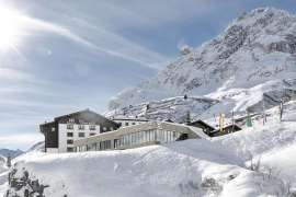 Außenansicht des Hotels Zürserhof im Winter bei Dämmerung