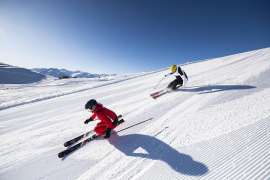 Beste Bedingungen für eine tolle Abfahrt Quelle: zwei SchifahrerInnen sausen über die Piste