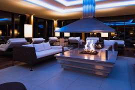 Exklusive Raumgestaltung des Aureus SPA mit offenem Designerkamin