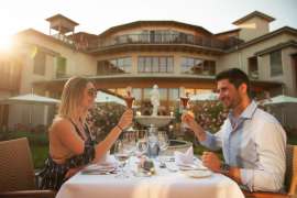 Ein Paar beim romantischen Abendessen im Innenhof des Yoga vor dem Koyteich im Hotel Larimar Stegersbach