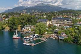 Luftaufnahme des Hotels mit Berg im Hintergrund