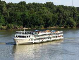 MS Wolga auf der Donau - Aussenansicht mit Passagieren