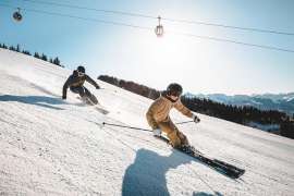Perfekt präparierte Pisten mit 2 SkifahrerInnen