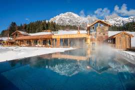Der Pool des PRIESTEREGG Premium ECO Resort im Winter
