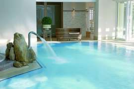 Pure Entspannung im Indoor-Thermalpool