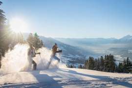 Schneeschuhwandern vor traumhafter Kulisse mit Winterwald und verschneiten Berggipfeln