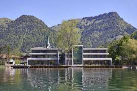 Sommerliche Aussenansicht des Refugiums am See