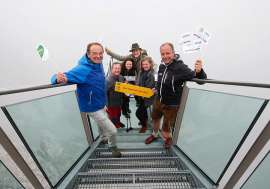 Superwanderer Martina Traisch und Manfred Polansky mittig unten, dann Landesrätin Barbara Eibinger-Miedl (re), (li) Erich Neuhold (GF von Steiermark Tourismus), Georg Bliem li vorne (GF Planai Bahnen), Mathias Schattleitner re vorne (GF Schladming-Da