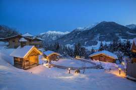 Traumhafter Blick auf die eingeschneiten Berge