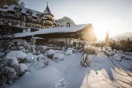 Traumhafter Winter: Aussenansicht des Ebenr's Waldhof im Schnee