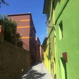 Blick auf die bunten Häuser der Via di Mezzo in Ghizzano di Peccioli, Toskana