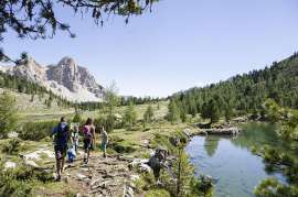Wandern zwischen Seen und Bergen im Sommer