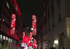 Die rote Weihnachtsbeleuchtung in der Rothenturmstrasse