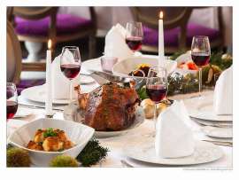 Knuspriger Gänsebraten auf einem festlich gedeckten Tisch