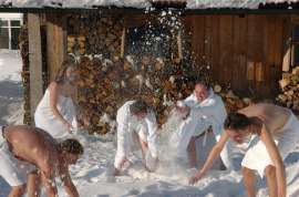 Schneeballschlacht Holzsauna