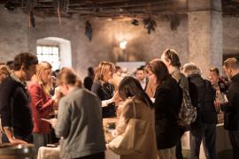 Weinfans verkosten im Castel Tor Löwengang