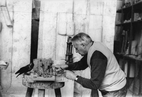 Fritz Wotruba in seinem Atelier bei der Arbeit an einem Tonmodell für das Projekt eines Karmelitinnenklosters in Steinbach bei Wien, 1967