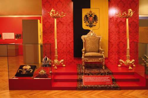 Ausstellungsansicht: Der Thron