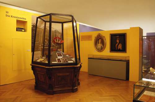Ausstellungsansicht: Vitrine XIII mit Futteralen