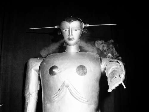 Der Maschinenmensch Sabor des Schweizer Ingenieurs Peter Steurer bei einer Vorführung in Linz, 1952