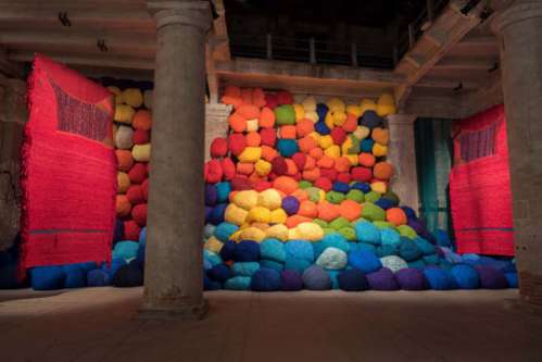 Sheila Hicks, Escalade Beyond Chromatic Lands, 2017 Installationsansicht, Arsenale, Biennale di Venezia