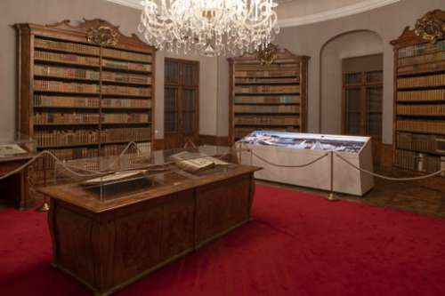 Ausstellungsansicht: Macht (Bibliothek Schloss Lamberg)