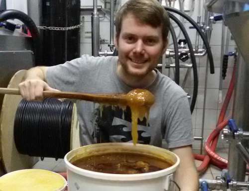 Braumeister Honso gibt Honig zum Sub