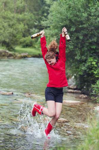 Mit den 100%Recyclingetiketten reduziert Stiegl den C02-Fußabdruck um 26 Prozent und spart außerdem rd. 49 Prozent Wasser ein.