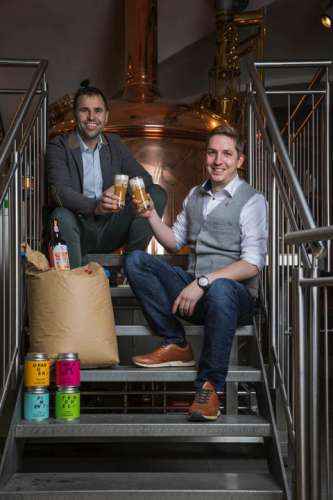 Stiegl-Kreativbraumeister Markus Trinker (li) und Gewürz-Experte Lukas M. Walchhofer (geschäftsführender Gesellschafter SPICEWORLD GmbH) stoßen auf das gelungene Ergebnis ihrer Zusammenarbeit an.