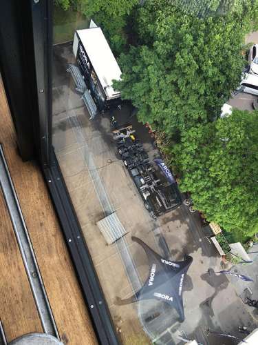 Blick aus dem Küchenkubus in 20m Höhe auf den Kranwagen und ein Zelt