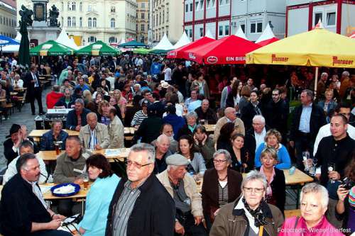 Blick auf den mit bierdurstigen Menschen gefüllten Hof während dem Bierfest