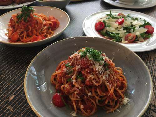 Speisen im Eatalico: vorne Mitte Spagetti al ragu, links dahinter Spagetti mit Shrimp, rechts davon Rindercarpaccio mit Rucculo und gehobeltem Parmesan