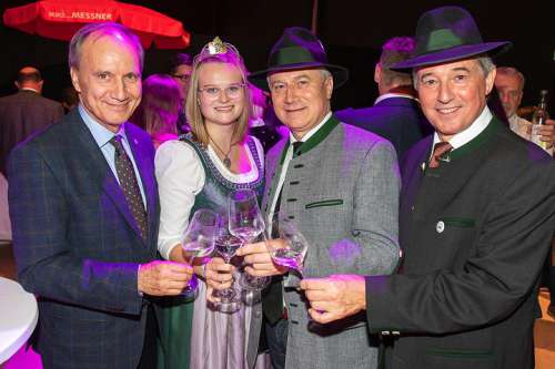Von links: Mag. Franz Kerber (Steiermärkische Sparkasse), Weinhoheit Lisa Peinsipp, Landesrat Johann Seitinger und Ing. Werner Luttenberger (Wein Steiermark)