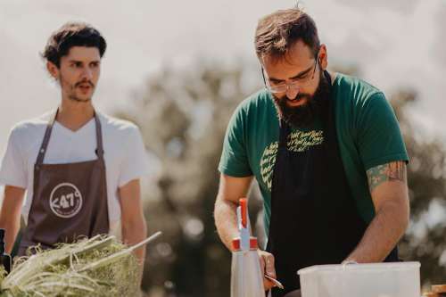 Harald Irka und Alexander Posch bereiten im Freien Gemüse zu