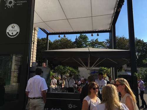 Gedränge in der stylischen Pop-up Bar vor dem Weltmuseum