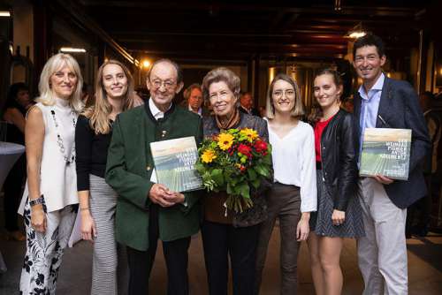 Drei Generationen Familie Kollwentz (v.l.): Heidi, Christina, Anton, Margarete, Eva Maria, Barbara und Andi.