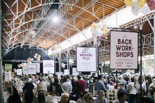 Blick in die volle Marxhalle während dem Kruste&Krume Brotfestival