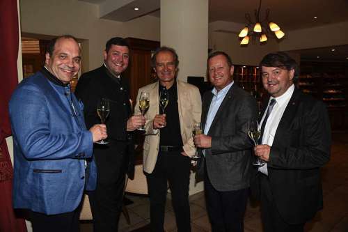 Mag. Christian Rotter, Mag. Mario Gruber, DI Herbert Paierl, Erich Neuhold, Erwin Paierl stossen mit Sekt an