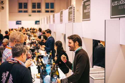 Stimmungsbild KundInnen verkosten am Stand von Alois Lageder