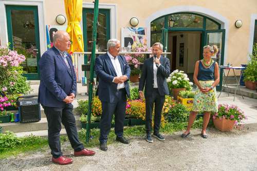Berndt Querfeld, Ernst Nevrivy, Alfred Hudler, Irmgard Querfeld vor dem wiedereröffneten Napoleon