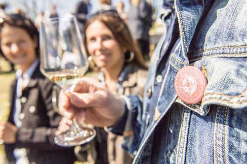 Fröhliche TeilnehmerInnen an der ÖTW Erste Lagen Tour de Vin mit Glas in der Hand