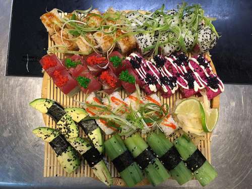 Eine kreativ gemischte Sushi-Platte