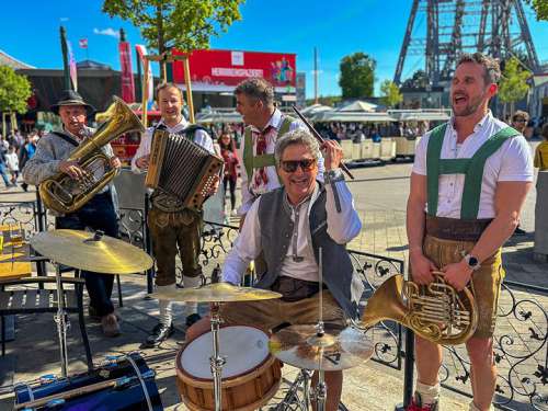 Die Dlsacher Tanzmusik beim Maibaum-Aufstellen im Wiener Prater