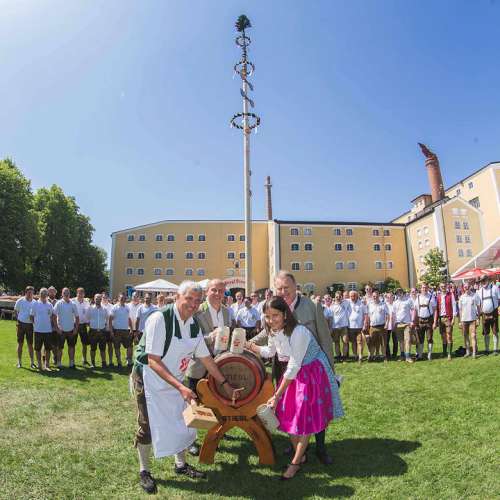 „Maibaum steht!“ hieß es vergangenen Sonntag auf der Stiegl-Festwiese. Im Bild v.l.: „Moar“ Bartl Gsenger, Stiegl-Chefbraumeister Christian Pöpperl, Stiegl-Eigentümer Heinrich Dieter und Alessandra Kiener und Gardemajor Hans Brunnauer.