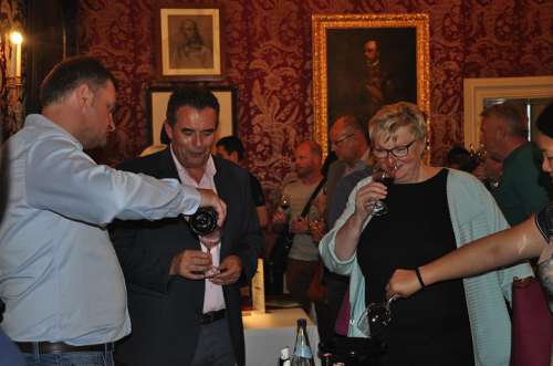 Gäste geniessen bei der Tischverkostung im Schloss Esterhazy einige gute Gläser Wein