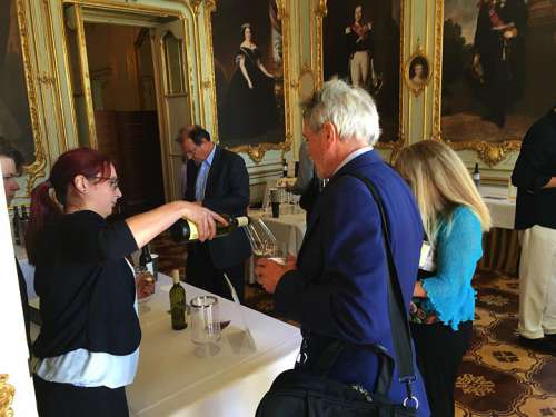 In den Prunkräumen des Palais Coburg verkosten ausgewählte Journalisten und Fachleute die Salon Sieger und Auserwählten 2020